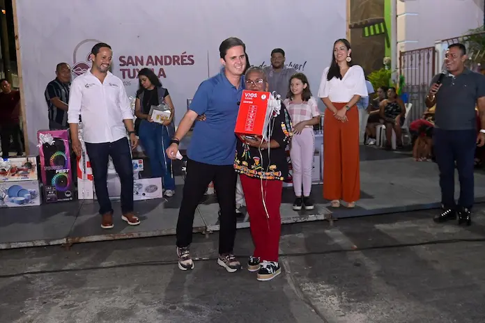 Ayuntamiento de San Andrés Tuxtla celebran a madres de Pueblo Nuevo con festival y regalos