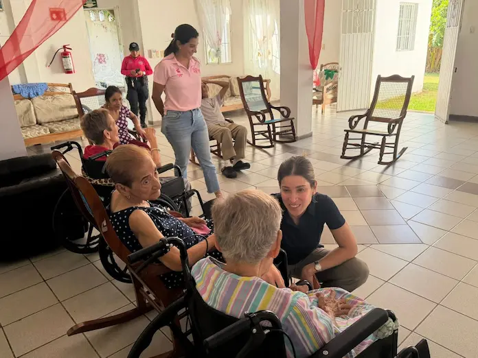 DIF comparte tarde de alegría y cariño con abuelitas del asilo en San Andrés