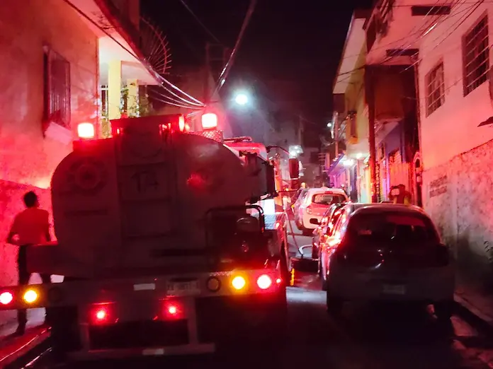 Bomberos sofocan incendio en vivienda en San Andrés Tuxtla