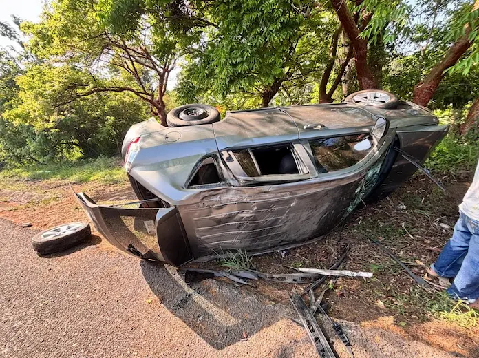 Camioneta termina volcada tras choque en la carretera San Andrés Tuxtla–Catemaco