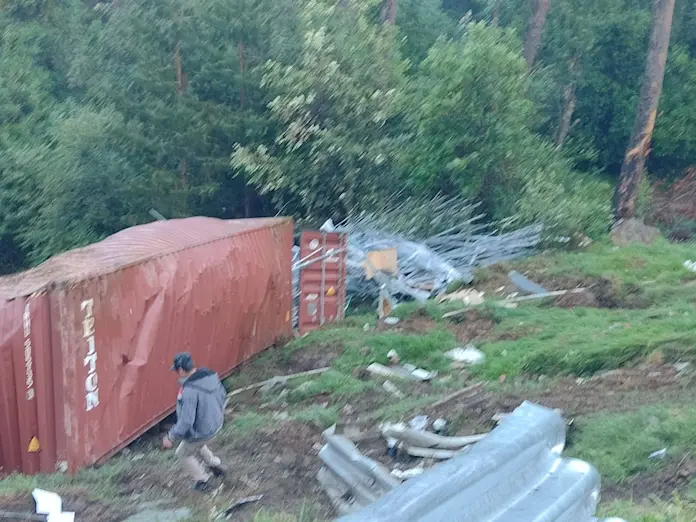 Chofer de tráiler queda prensado tras volcar a barranca en la carretera Xalapa-Perote