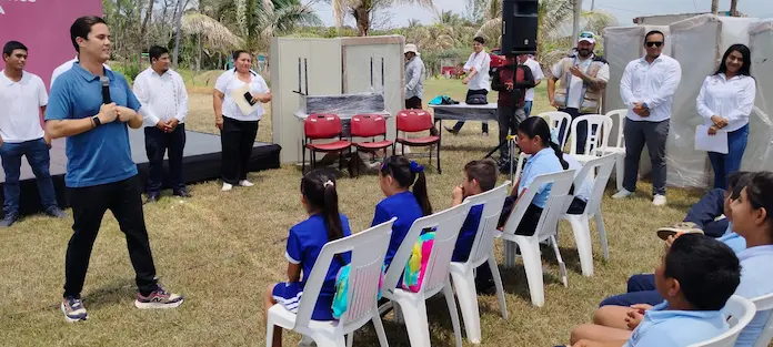 Rafa Fararoni y SEV entregan mobiliario a escuelas de San Andrés Tuxtla