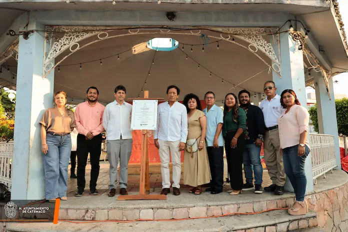 Develan placa conmemorativa por el CXLV aniversario de Catemaco