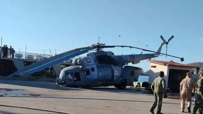 Helicóptero de la Marina aterriza de emergencia en Mazatlán, Sinaloa
