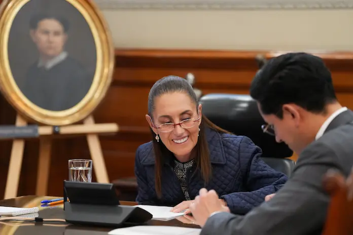 Sheinbaum habla por teléfono con Trump; anuncia visita de colaboradores
