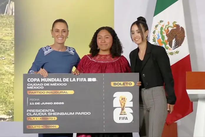 Sheinbaum entrega su boleto para la inauguración del Mundial 2026 a joven de Veracruz