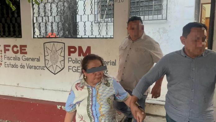 Detienen a maestra de Veracruz acusada de vender plazas falsas de la SEV y Pemex