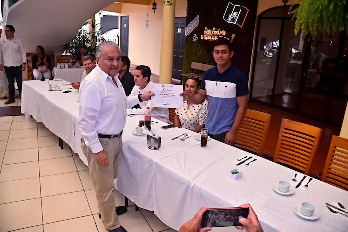 Medios de comunicación pilares de un buen gobierno: Rafa Fararoni