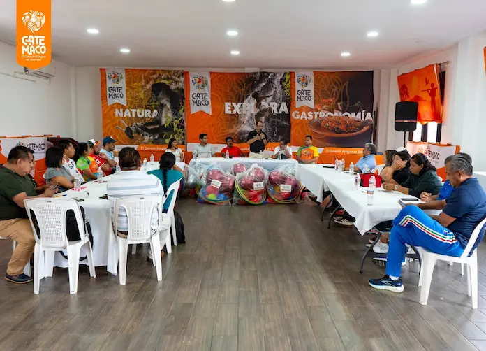 Ayuntamiento de Catemaco entrega kits de Educación Física a docentes del municipio