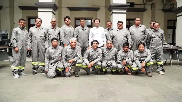 Entrega Rafa Fararoni uniformes a personal de Servicios Municipales