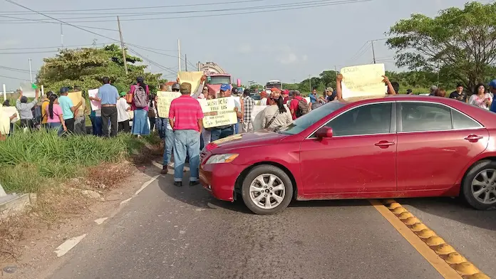 Familias de policías detenidos por secuestro de periodista Roxana Guzmán, bloquean carretera de Nanchital