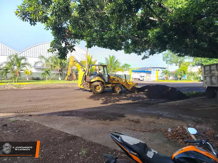 Retirar acumulación de tierra y material que quedó sobre distintas vialidades de Catemaco