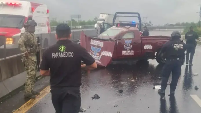 Camioneta se impacta contra muro divisorio en la Xalapa-Perote; conductor resulta lesionado