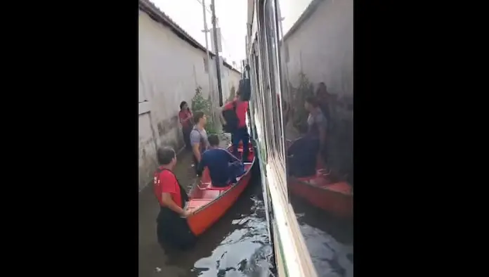 Con lancha, rescatan a pasajeros de camión varado en colonia de Veracruz tras lluvias