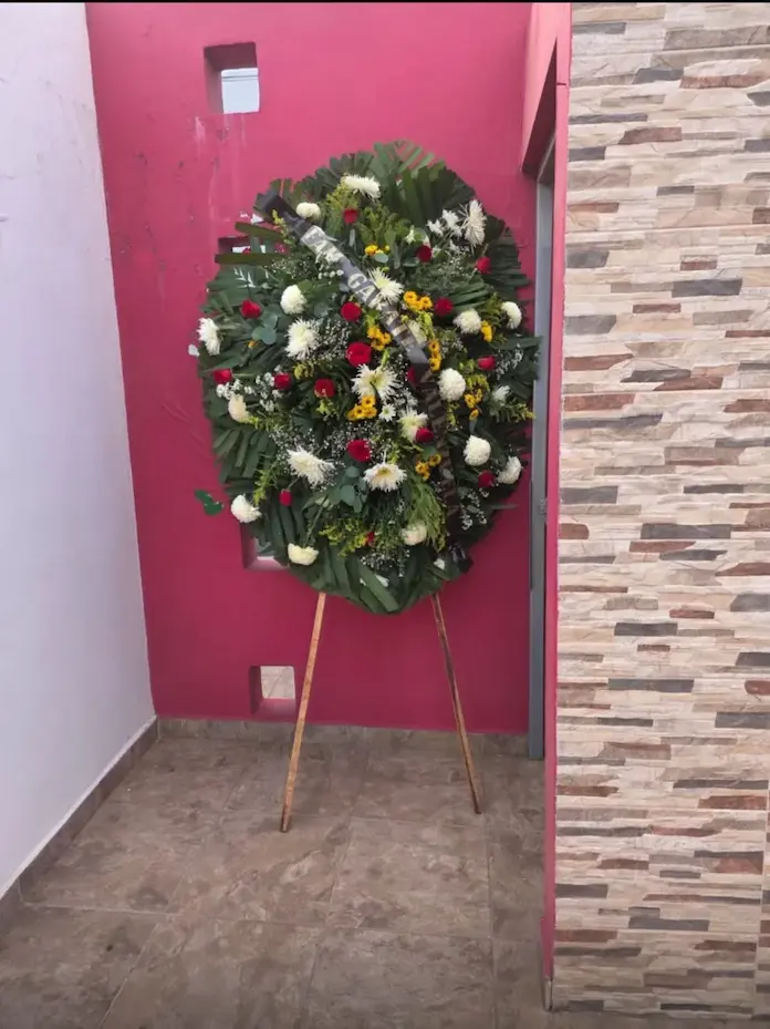 Le mandan corona fúnebre a diputada que denunció a Rocha Moya