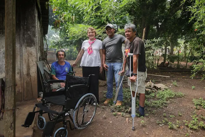 DIF Municipal de Catemaco entrega aparatos funcionales a adultos mayores en La Victoria y Zapoapan de Cabañas