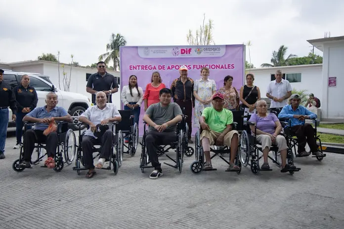 DIF Municipal de Catemaco entrega aparatos funcionales