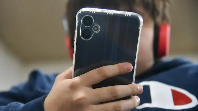 Urge Sheinbaum a limitar el uso de celulares en menores y regular uso de IA