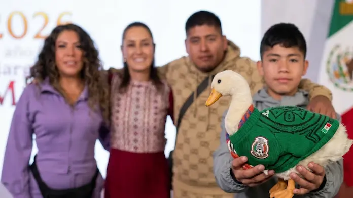 Llega el pato Merlín a la mañanera de Sheinbaum