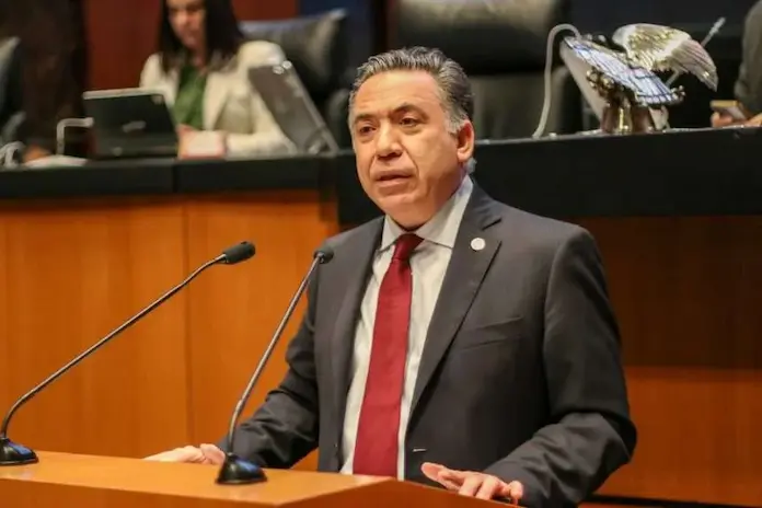 Inzunza sigue cobrando pese a bloqueo de la UIF: Morena lo aleja de la Permanente para evitar un “show”