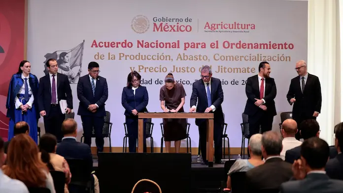 Gobierno firma acuerdo para garantizar la producción del jitomate en el mercado nacional