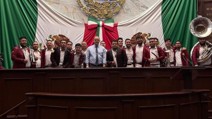 Abren investigación contra el presidente del Congreso de Michoacán por cantar «narcocorrido» en el pleno