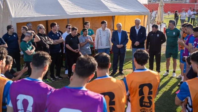 Fernández Noroña visita entrenamiento de la selección Irán en pleno Mundial