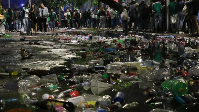Triunfo de México deja toneladas de basura