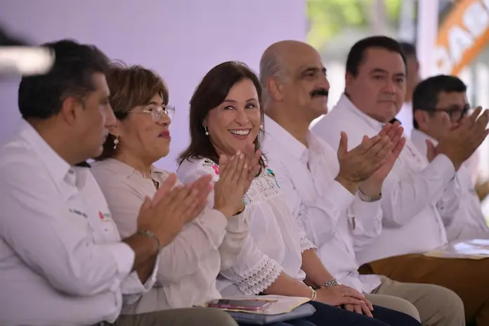 PEMEX entrega combustibles y maquinaría a Rocío Nahle y municipios