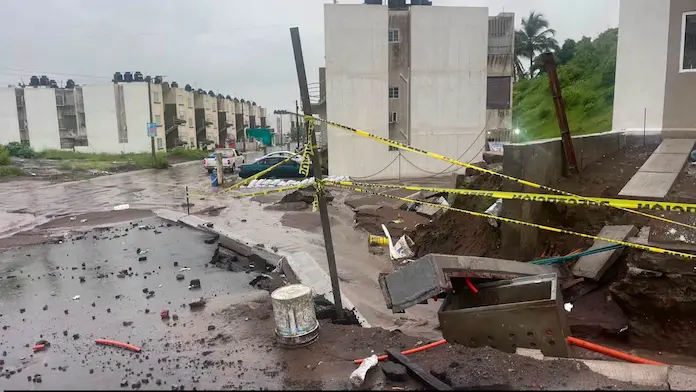 Tras lluvias, banquetas de Casas del Bienestar en Veracruz resultan con afectaciones
