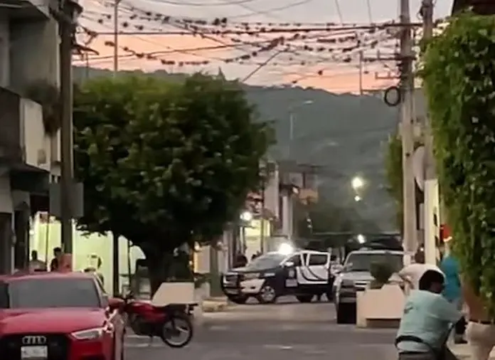 Ej5cut4n a jóven empleado de una tienda departamental en Cuitláhuac.