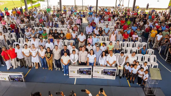 Gobierno del Estado y Municipal realizan entrega masiva de mobiliario escolar a 204 escuelas de San Andrés Tuxtla