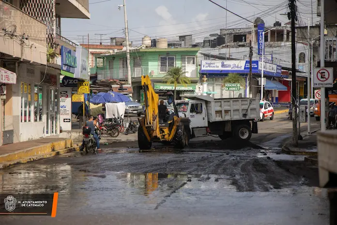 Gobierno de Catemaco realiza limpieza tras las intensas lluvias