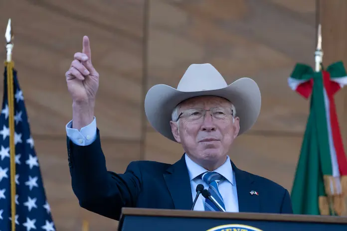 Ken Salazar afirma que México tuvo acceso al avión ligado al traslado de “El Mayo” Zambada