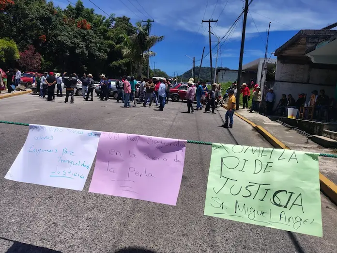 Pobladores de La Perla cierran vía estatal; denuncian liberación de presuntos ladrones